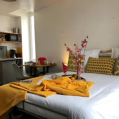 Les Demoiselles De Villa