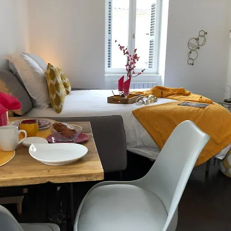 Les Demoiselles De Villa