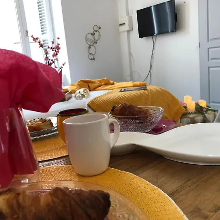 Les Demoiselles De Villa Rochefort (Charente-Maritime)