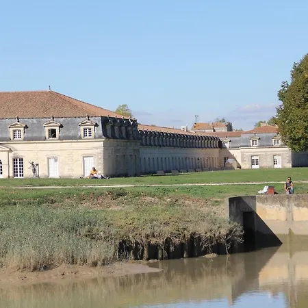 Les Demoiselles De Villa Rochefort (Charente-Maritime)
