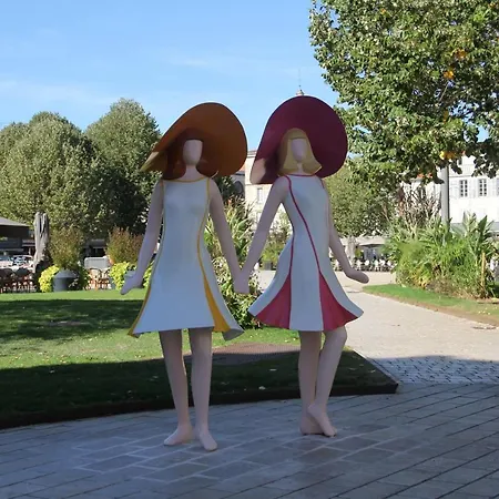 Les Demoiselles De Villa Rochefort (Charente-Maritime)