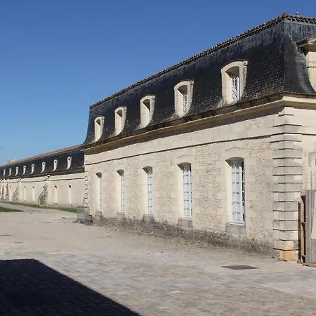 Les Demoiselles De Villa Rochefort (Charente-Maritime)