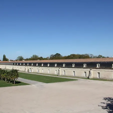 Les Demoiselles De Villa Rochefort (Charente-Maritime)